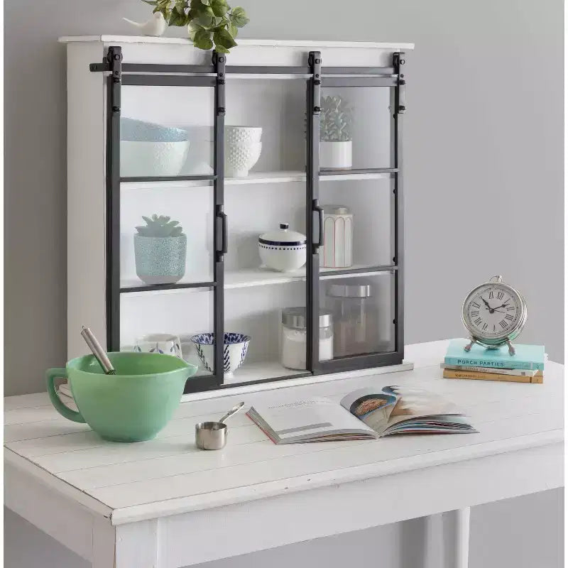 Kate & Laurel All Things Decor Armoire murale décorative en bois Barnhardt 30 po x 28 po avec 2 portes coulissantes en verre blanc : 3 niveaux de rangement