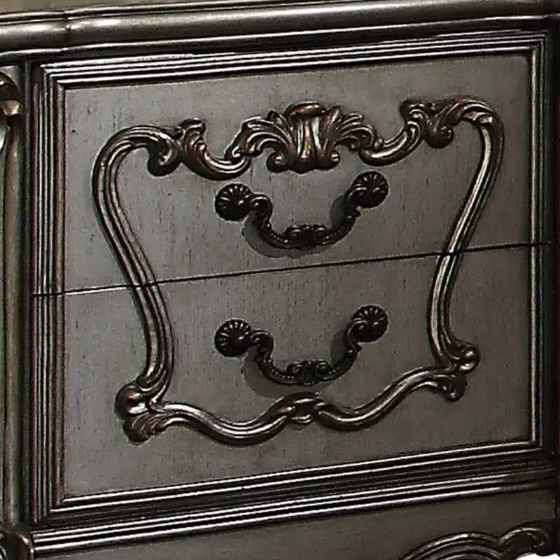 Table de chevet Royal Hampton à deux tiroirs avec pieds roulés surdimensionnés au fini platine antique